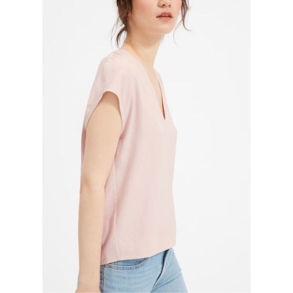 EVERLANE Japanese Go Weave V-Neck blouse in Rose Pink - Picture 3 of 8